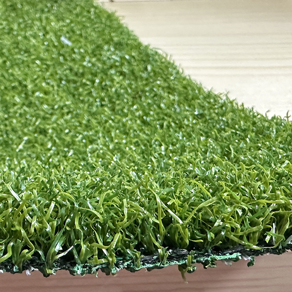 Gedetailleerde vergelijking van het plaatsen van groen gras en KDK-turf: belangrijke verschillen en aanbevelingen voor de beste kosteneffectieve kunstgras