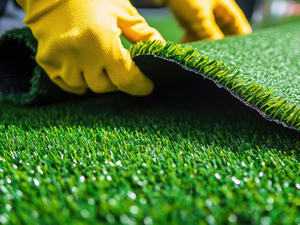 نگهداری چمن مصنوعی.jpg