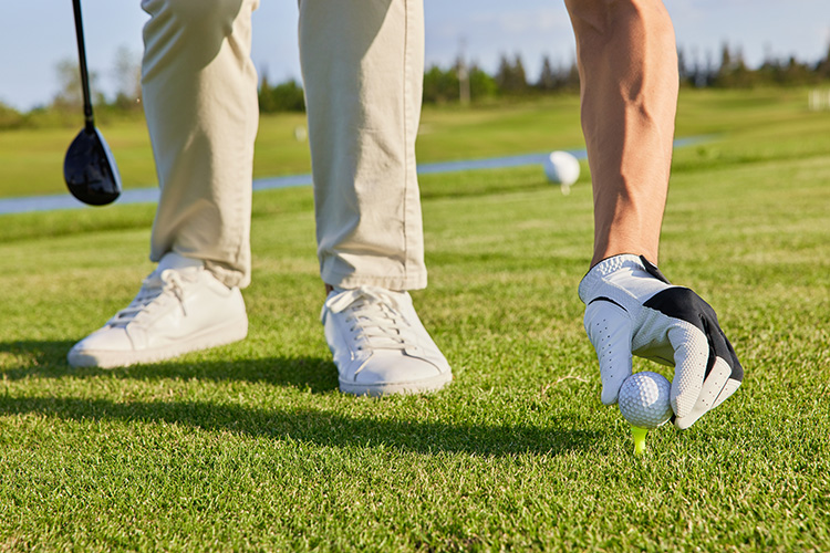 قرار دادن چمن مصنوعی در فضای باز برای زمین ورزشی.jpg